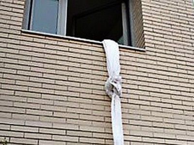 Разбойница, запертая в квартире, попыталась скрыться при помощи веревки из простыней