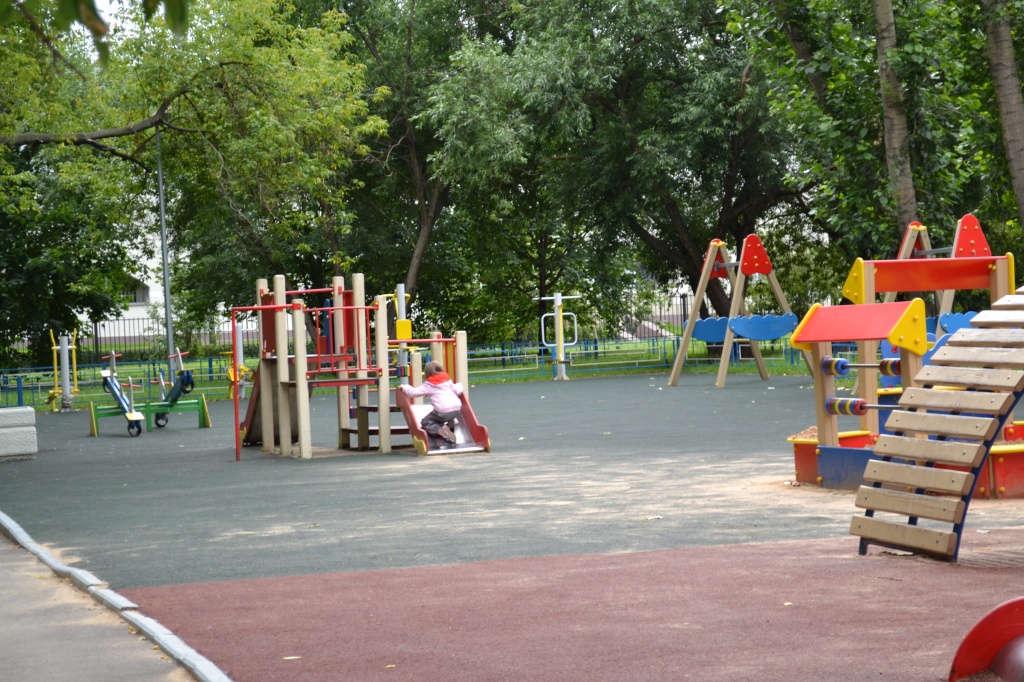 На площадке у дома 37, корпус 2 по проспекту Андропова можно и поиграть, и заняться спортом на уличных тренажерах.