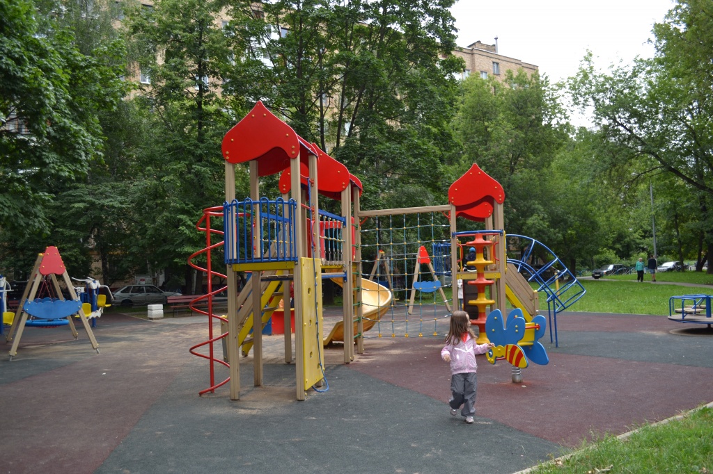 В уютном, зеленом дворе дома 31, корпус 2 по проспекту Андропова обустроена деревянная детская площадка.
