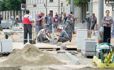 Петр Бирюков: Более 15 тысяч рабочих трудятся в рамках реализации программы «Моя улица»