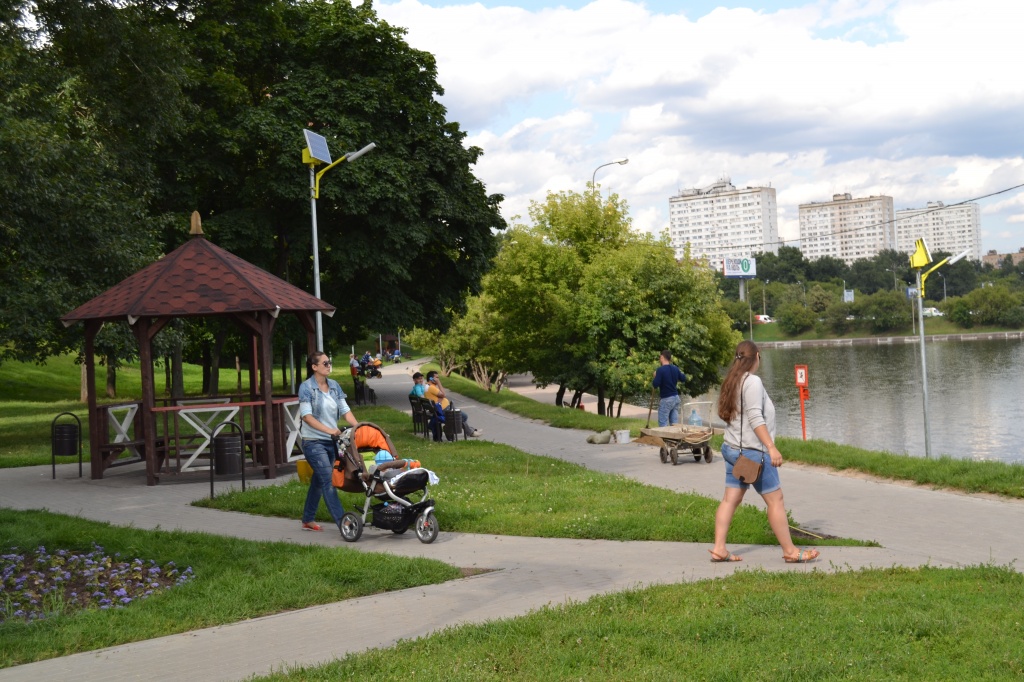 На берегу пруда в беседке приятно отдохнуть с друзьями.