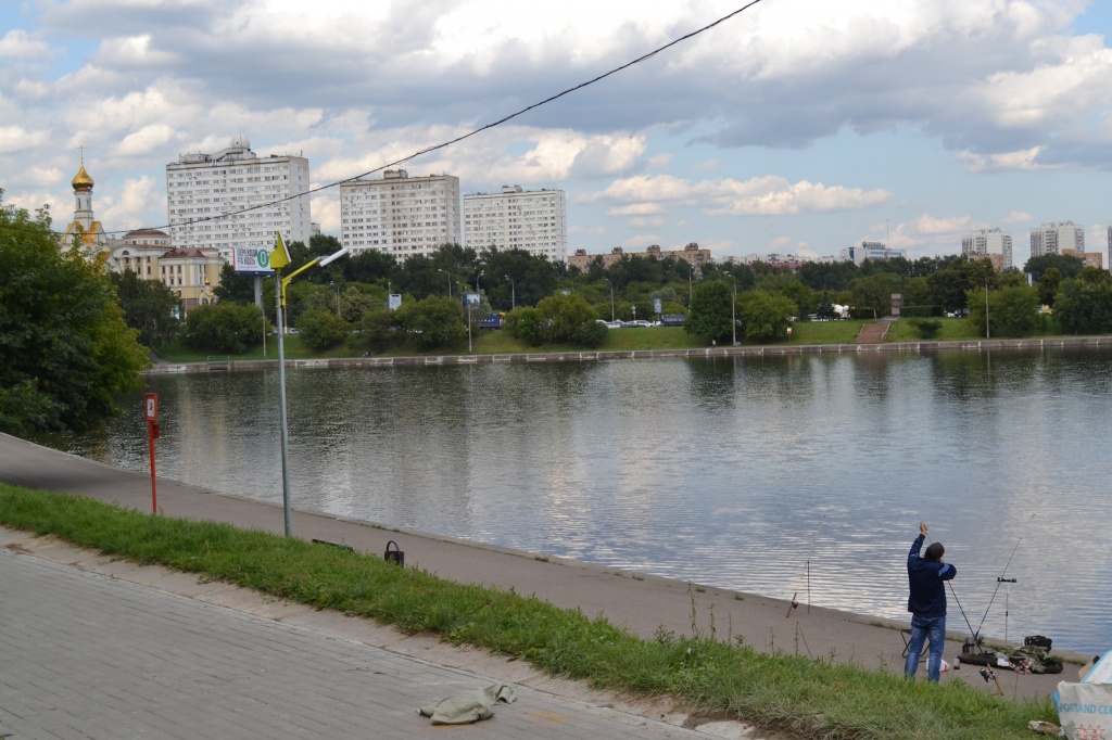 Здесь можно поймать и окунька и уклейку прямо с берега.