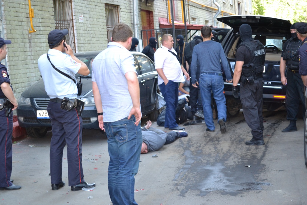 Сотрудники СОБР проводят досмотр автомобиля преступников.
