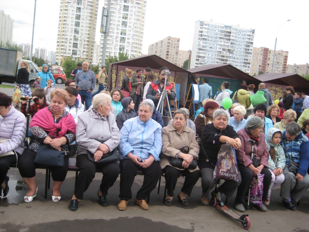 Жители Братеево пришли на празднование праздника Яблочный Спас.
