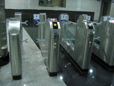 К концу года проезд в метро можно будет оплатить банковской картой