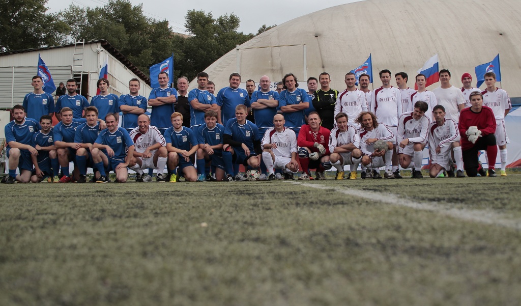 Сборные команды московского отделения «Единой России» «Столичные медведи» и известных актеров театра и кино «Сериал». 