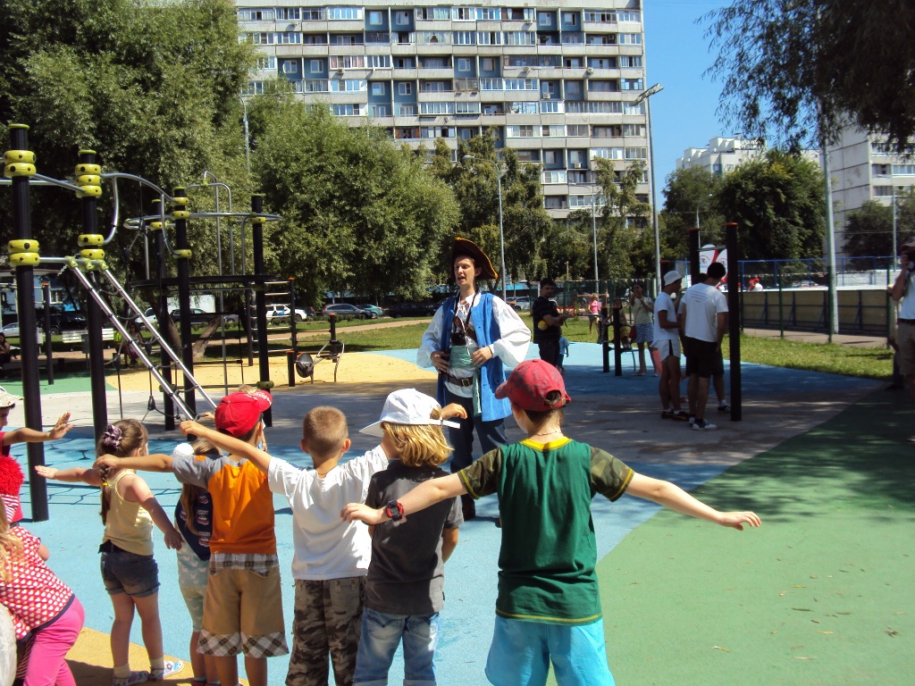 Для детей на празднике организовали конкурсы и игры.