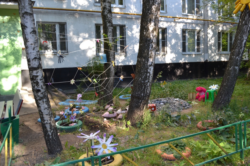 Жители дома 17 по Севанской улице сами обустроили уютный уголок. 