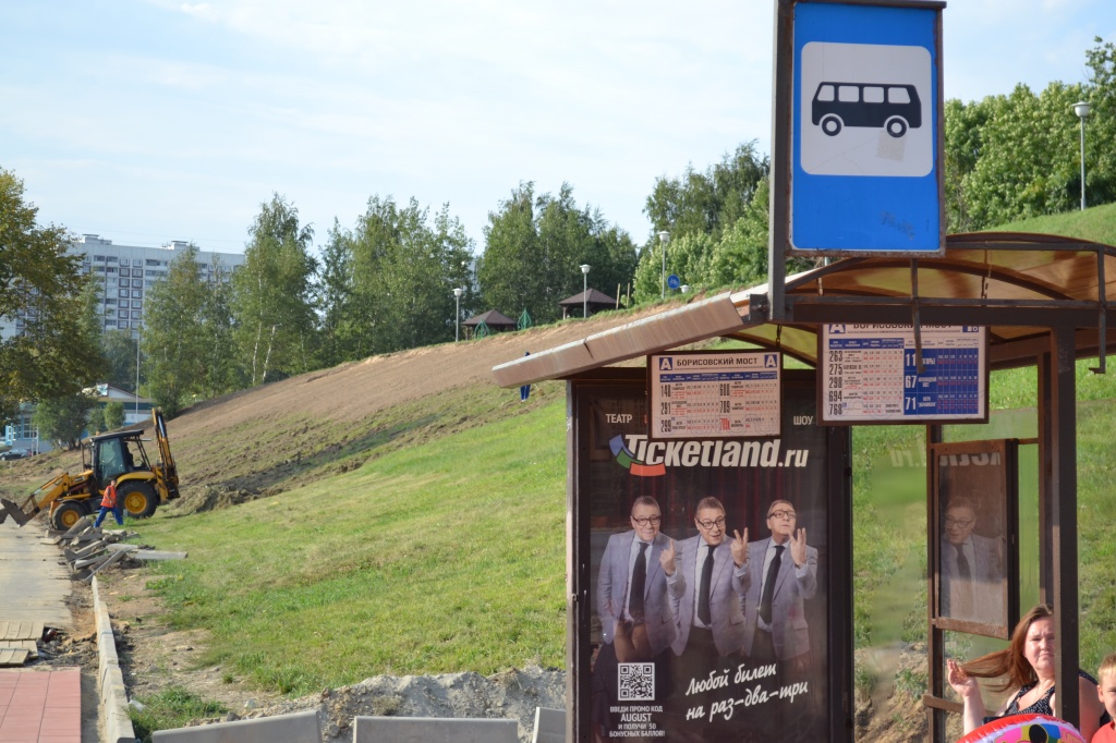 В местах остановки общественного транспорта работы по замене старого тротуара уже проведены.