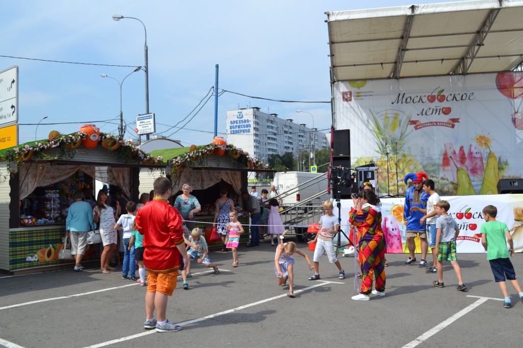 На фестивальной площадке «Московское лето. Фестиваль варенья» для детей устраивают веселые игры и развлечения.