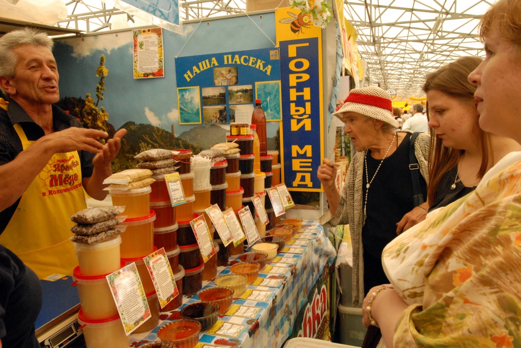 Пчеловоды из 47 регионов России привезли на ярмарку более 50 сортов меда.