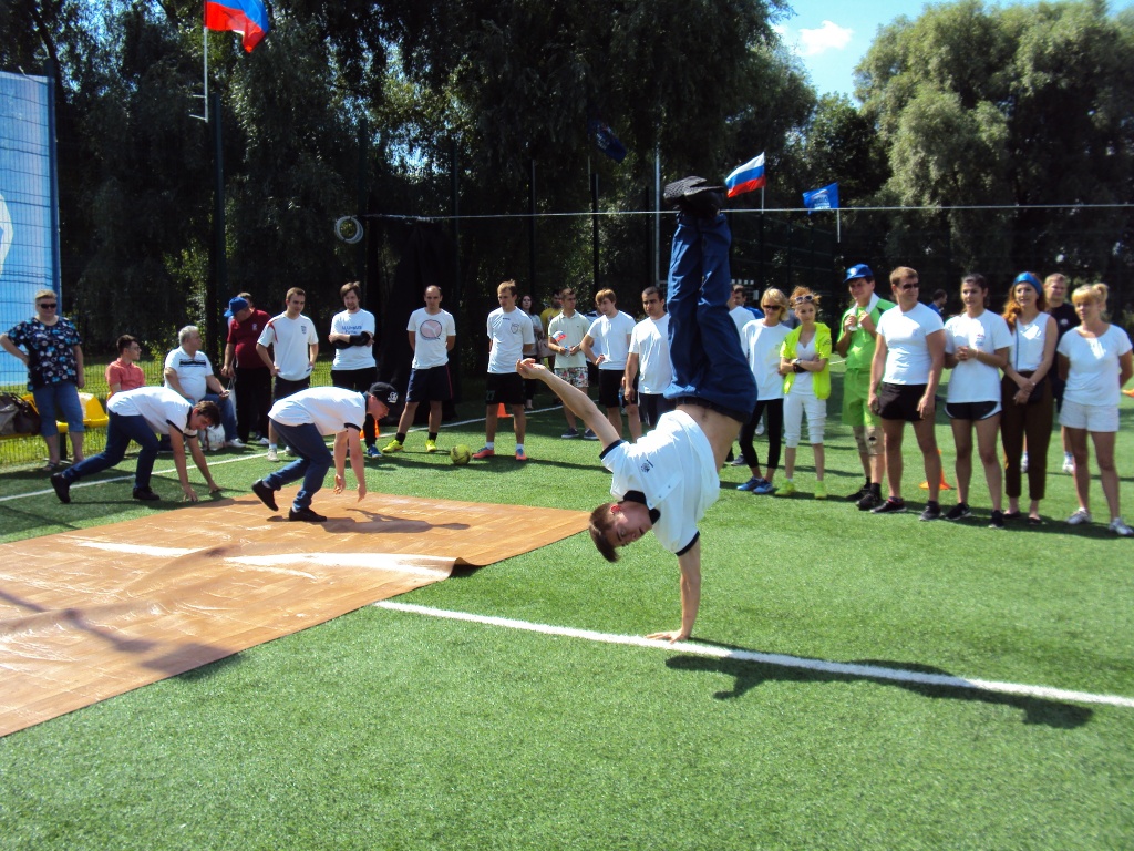 Московские единороссы соревновались в силе, ловкости и выносливости.