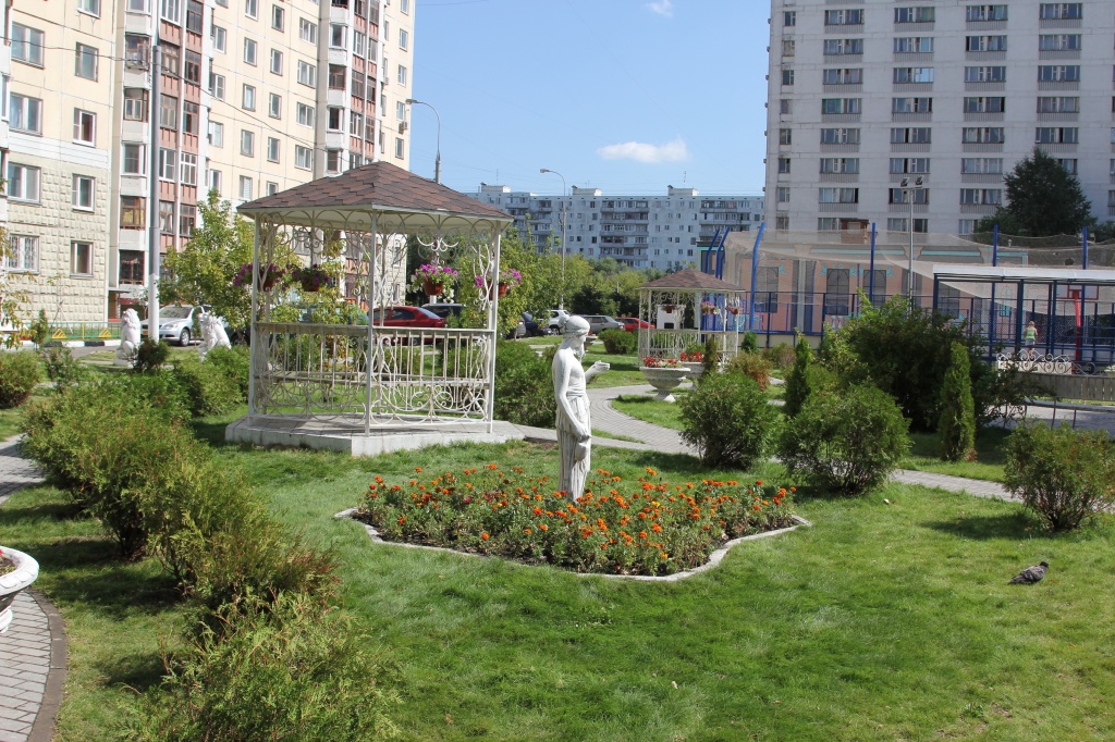 Версальский дворик, Бирюлево Западное.