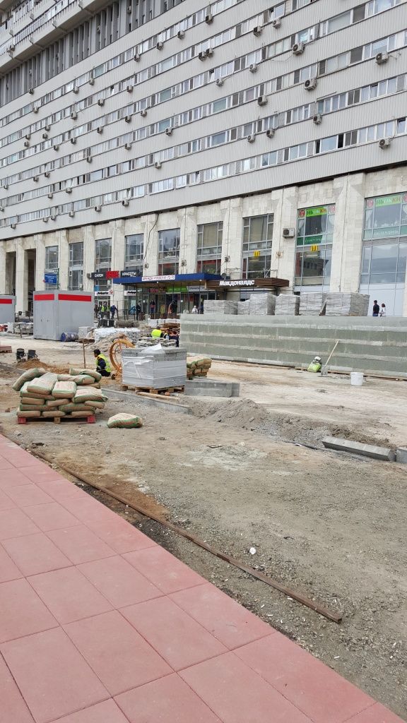 Старое асфальтовое покрытие демонтируют, взамен будет уложена тротуарная плитка. Старое асфальтовое покрытие демонтируют, взамен будет уложена тротуарная плитка.