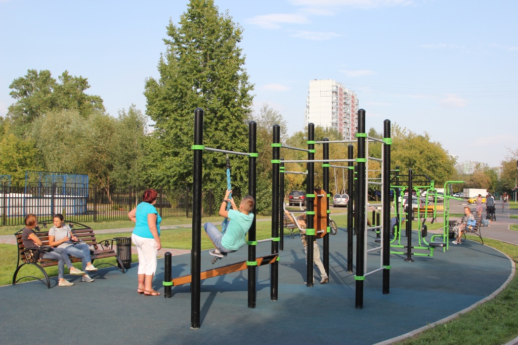 Для спортивных занятий на открытом воздухе обустроен спортивный городок.