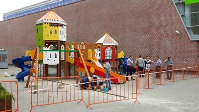 Фоторепортаж. Детская площадка у торгового центра на ул. Ленинская Слобода