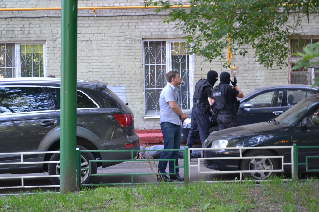 При задержании преступников сотрудникам СОБР пришлось применить табельное оружие.