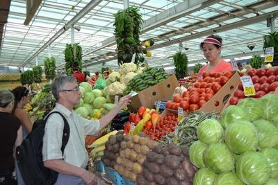 В Москве, несмотря на санкции, нет недостатка в овощах и фруктах. Фоторепортаж