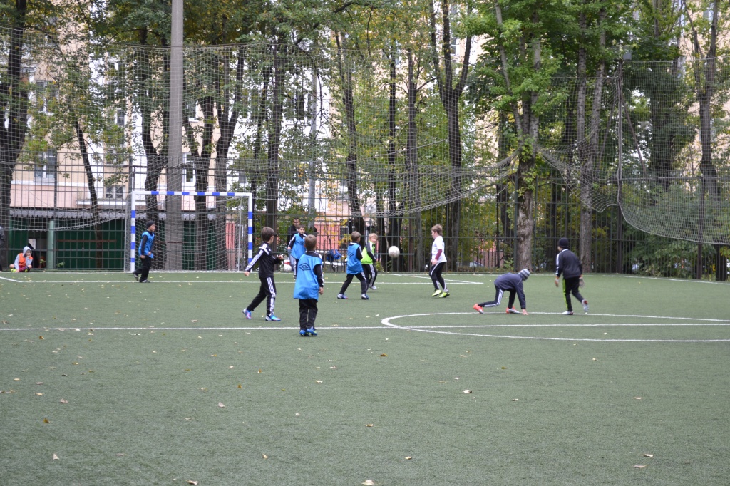 Тренировка юных футболистов.