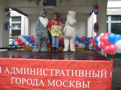 В ГБОУ Школа № 982 в День города организовали праздничный концерт