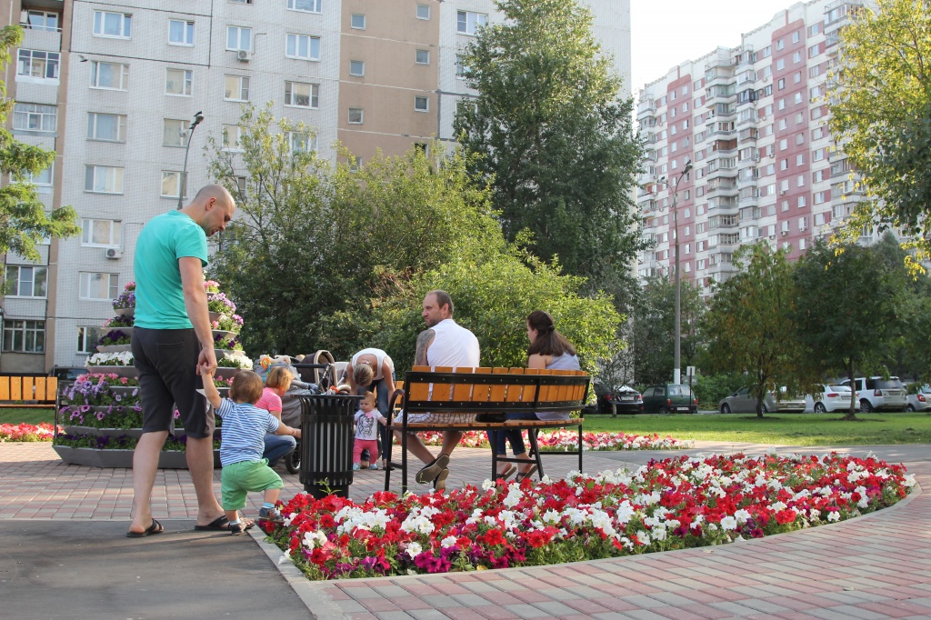 В парке высажены новые деревья, живая изгородь и цветочные композиции.