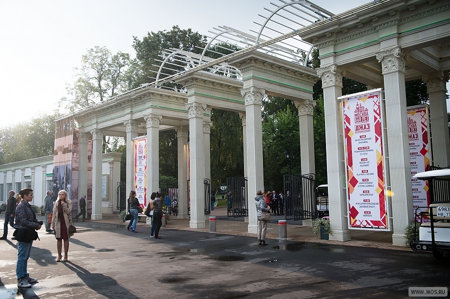 8-метровая колоннада Главного входа в парк "Сокольники" восстановлена по эскизам и фотографиям 30-50-х годов прошлого века.