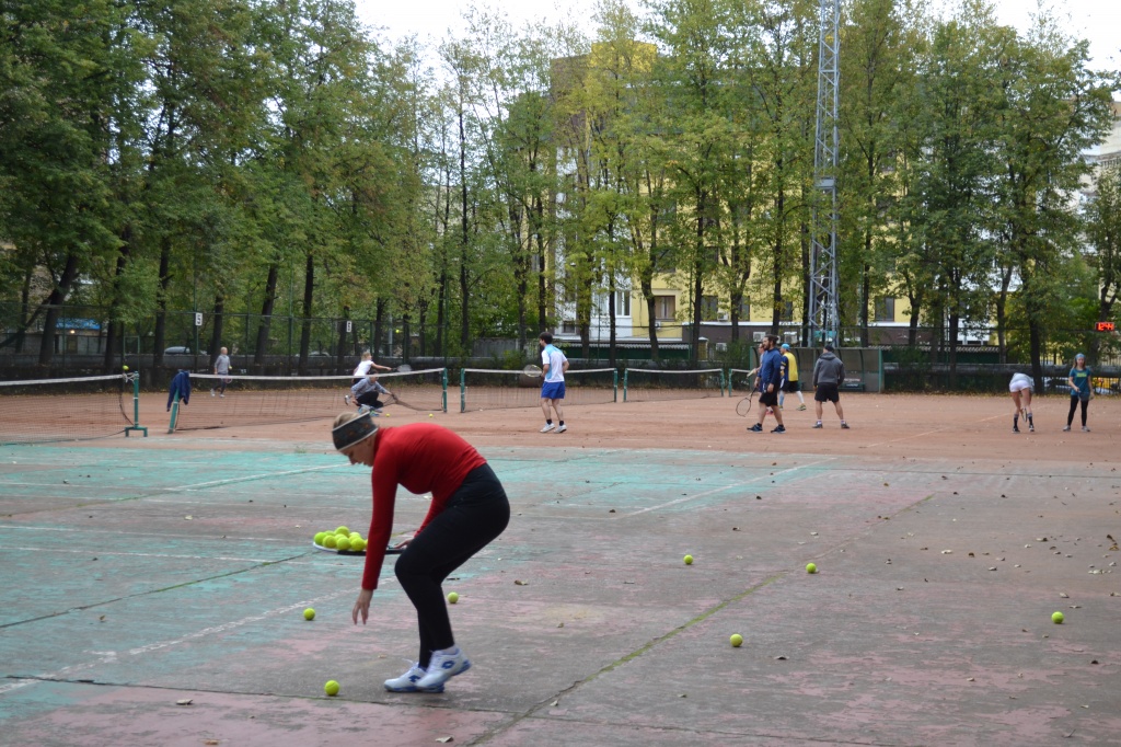 На стадионе им. Э. Стрельцова оборудована площадка для тенниса.
