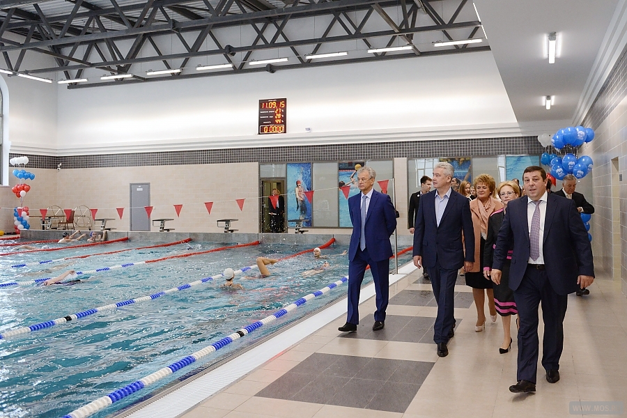 Мэр Москвы Сергей Собянин посетил новый бассейн Первого меда. Глубина 25-метрового бассейна составляет от 1,2 до 1,8 м.