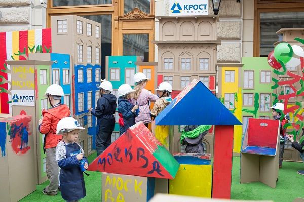 На фестивале «Яркие люди» юные москвичи разукрасили картонный город «Московский дворик».