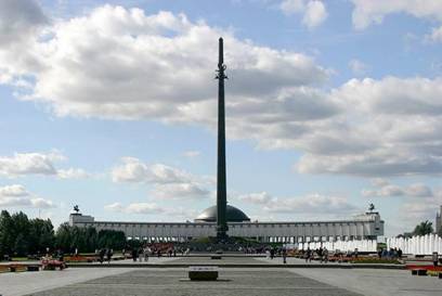 Школьники Москвы и Севастополя приняли участие в Уроке мужества на Поклонной горе