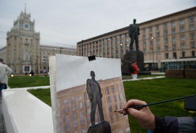 Многие годы на Триумфальной площади у памятника Маяковскому собирались любители поэзии, чтобы почитать свои или чужие, известные и не очень произведения. Многие годы на Триумфальной площади у памятника Маяковскому собирались любители поэзии, чтобы почитать свои или чужие, известные и не очень произведения.