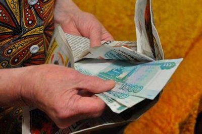 79-летняя пенсионерка сама отдала мошенникам свои сбережения