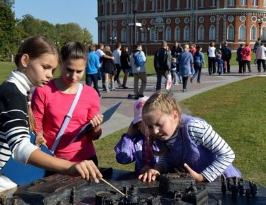 27 музеев Москвы участвуют в акции «Семейное путешествие. Всей семьей – в музей!»