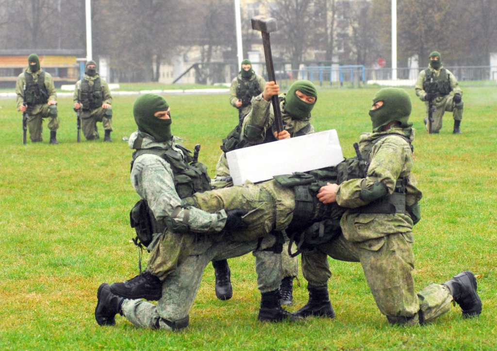 Военнослужащие войсковой части №61899 показали боевые приемы борьбы.