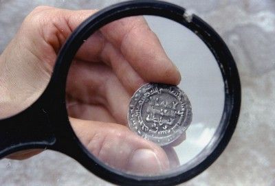 Монеты и посуду времен Золотой Орды нашли при раскопках в Зарядье