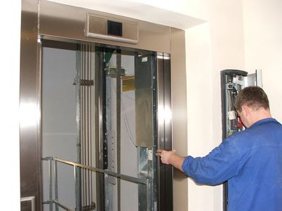В ЮАО в районе Зябликово меняют лифты