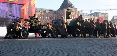 На параде, прошедшем на Красной площади 7 ноября, в качестве почетных гостей присутствовали ветераны ЮАО