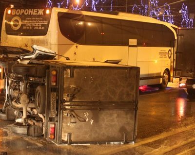 Грузовик врезался в автобус в ЮАО