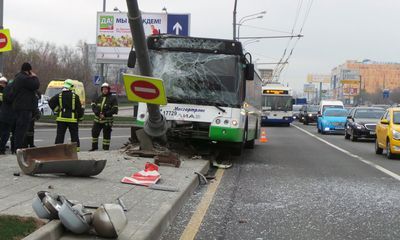 Водитель автобуса №683 уснул за рулем и сбил столб в ЮАО