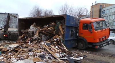 В районе Чертаново Центральное ЮАО опрокинулся мусоровоз