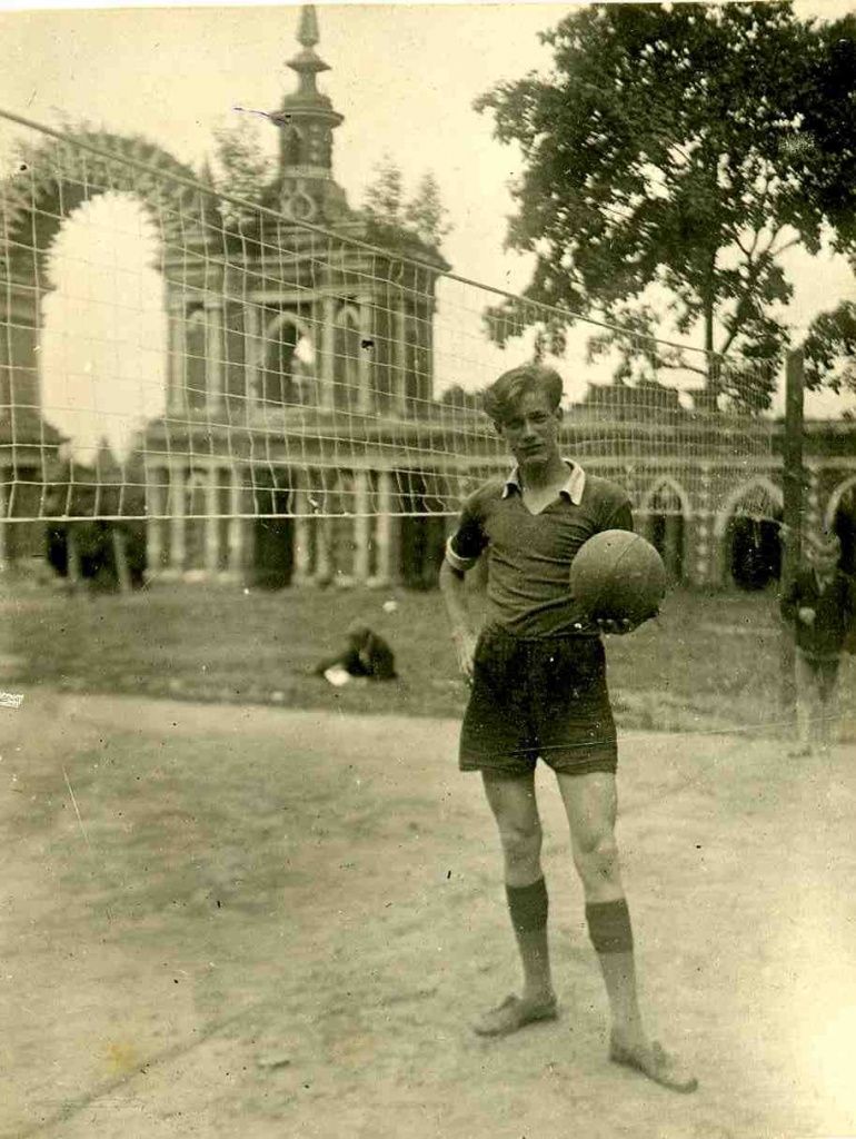 С мячом. Лето 1938. Гриш..jpg