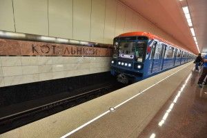 Женщине удалось выжить после падения на рельсы метро 21 Сентября 2015 Мэр Москвы Сергей Собянин открыл станцию метро Котельники