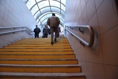 В 96 подземных переходах метро смонтируют ступеньки с подогревом