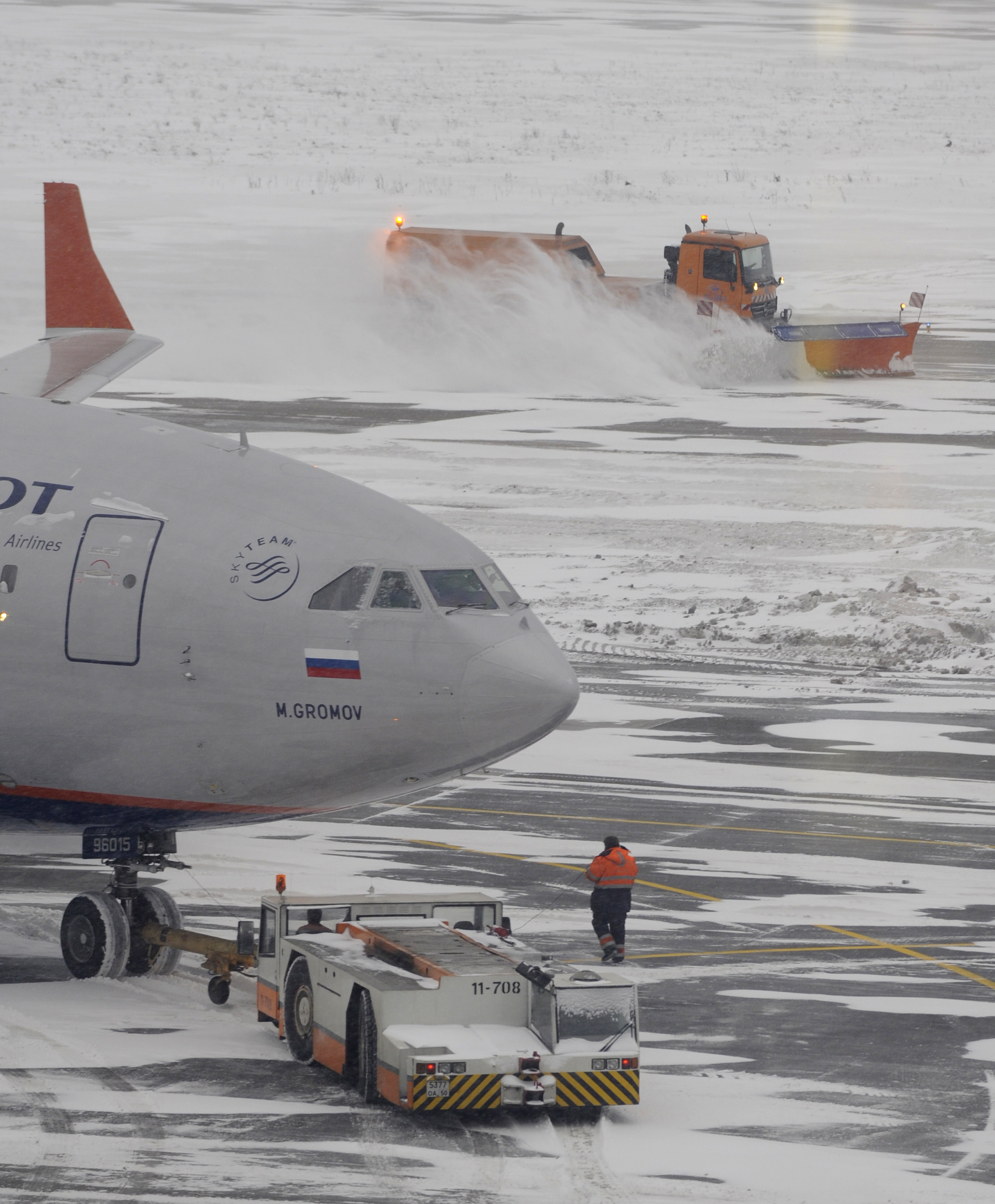 Около 100 авиарейсов отменено в московских аэропортах