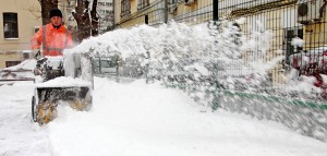 13.01.2016 12:20 уборка снега во дворе на Полянке