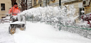 13.01.2016 12:20 уборка снега во дворе на Полянке