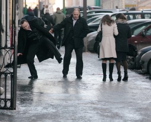 Прохожие на скользких улицах. Петр Чернов/РИА Новости
