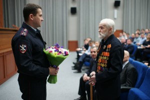 УВД по Южному административному округу поздравляет ветерана с 91-летием