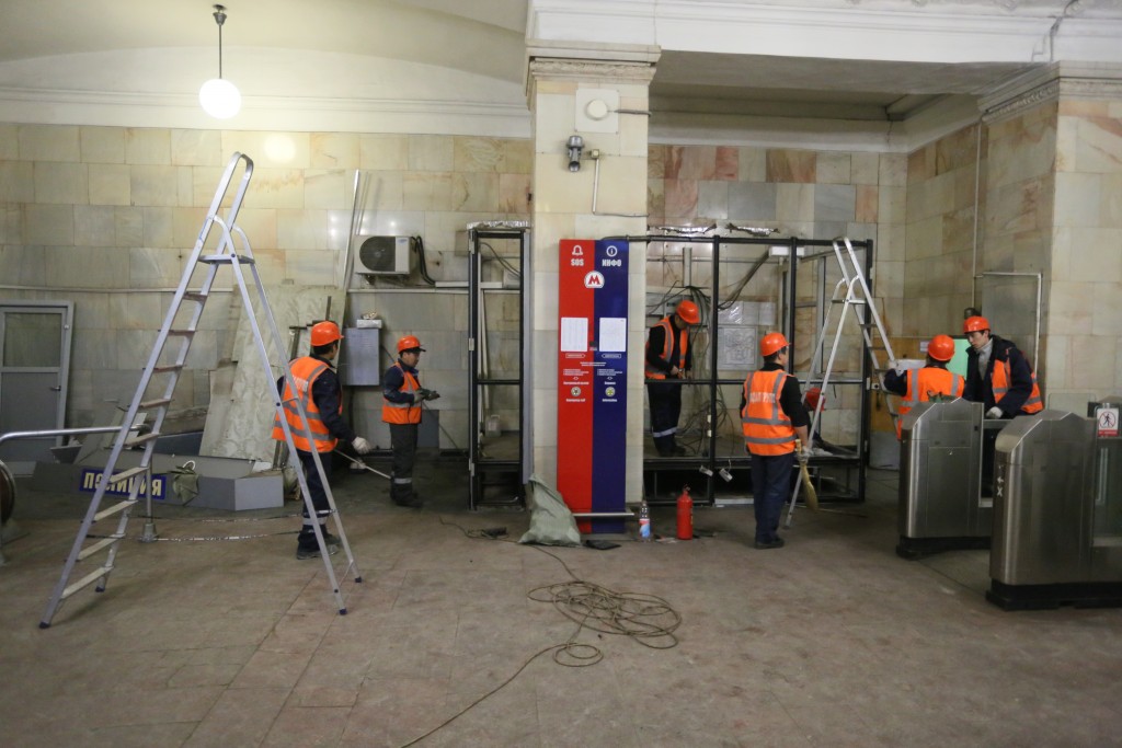 Западный вестибюль станции метро «Варшавская» закрыли на ремонт