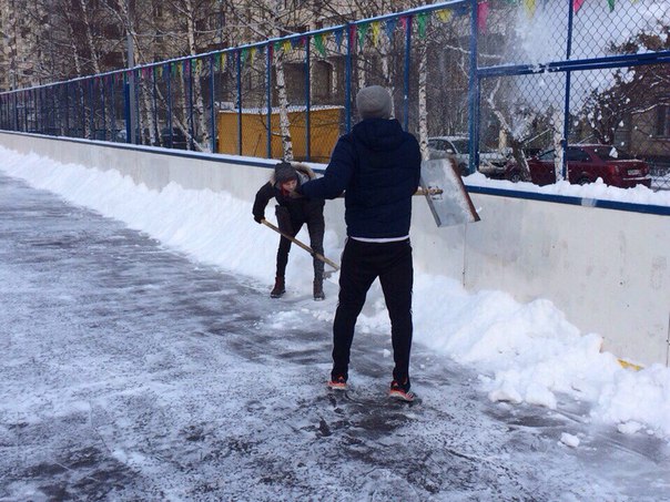 Молодежная палата района Братеево расчистила катки от снега